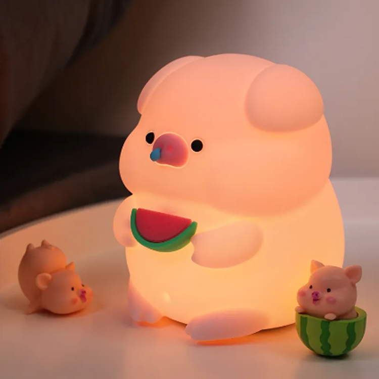 Como as luzes noturnas de leitão de desenho animado de silicone melhoram a atmosfera de sono do quarto das crianças?