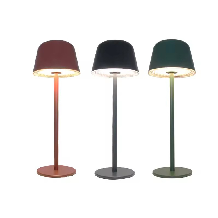 Candeeiro de mesa moderno com bateria regulável e toque de cabeceira
