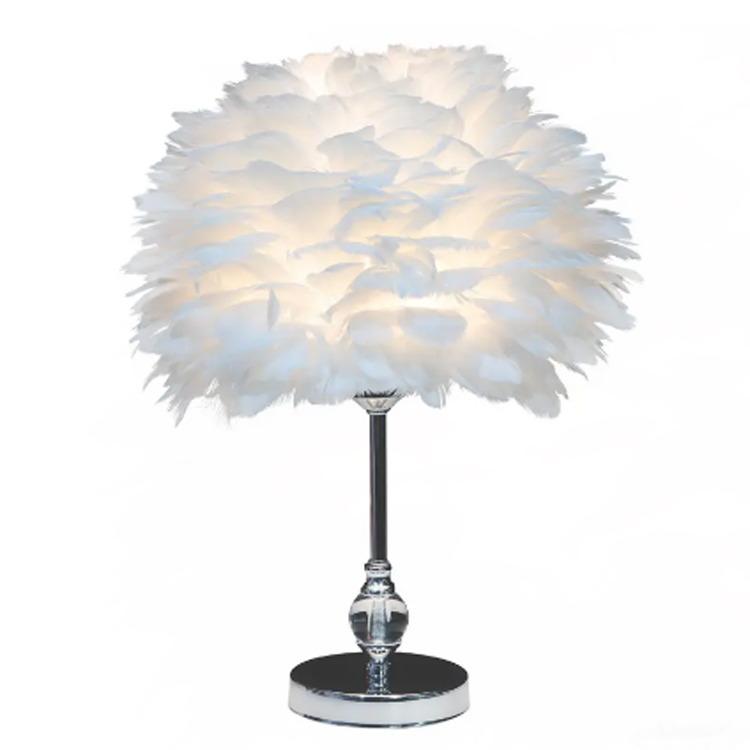 Candeeiro de mesa de penas hemisféricas de cristal rosa em forma de coração